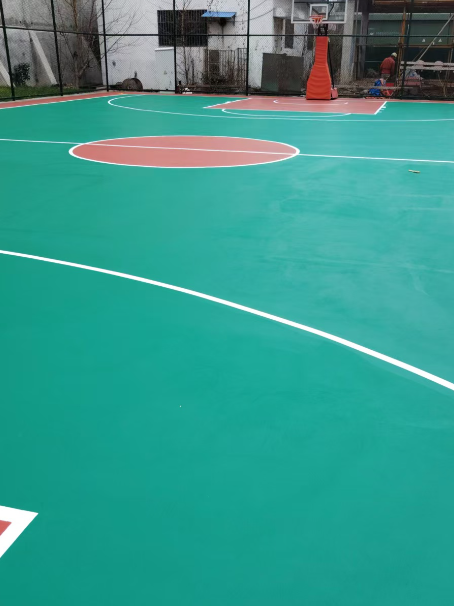 五原 球场长期使用易出现地面开裂